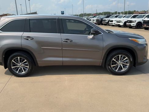 Used 2017 Toyota Highlander XLE FWD image 2