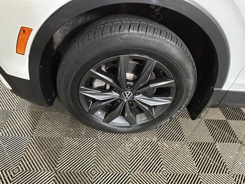 Used 2022 Volkswagen Tiguan SE AWD/4WD image 9