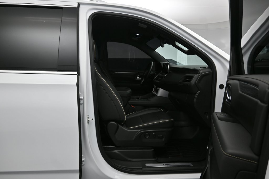 Used 2024 GMC Yukon SLT w/ SLT Luxury Package AWD/4WD image 29
