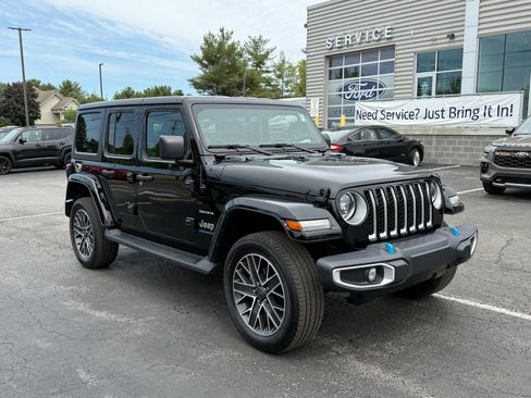 Used 2023 Jeep Wrangler Unlimited Sahara w/ Cold Weather Group AWD/4WD image 17