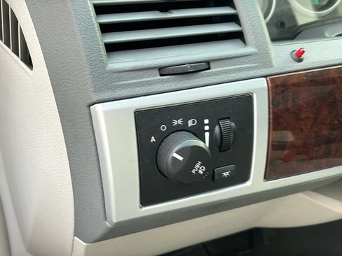 Used 2009 Chrysler Town & Country Touring FWD image 16