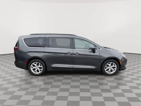 Used 2017 Chrysler Pacifica Touring-L w/ Tire & Wheel Group FWD image 10