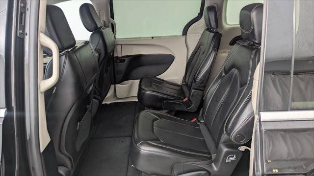 Used 2023 Chrysler Pacifica Touring-L FWD image 16