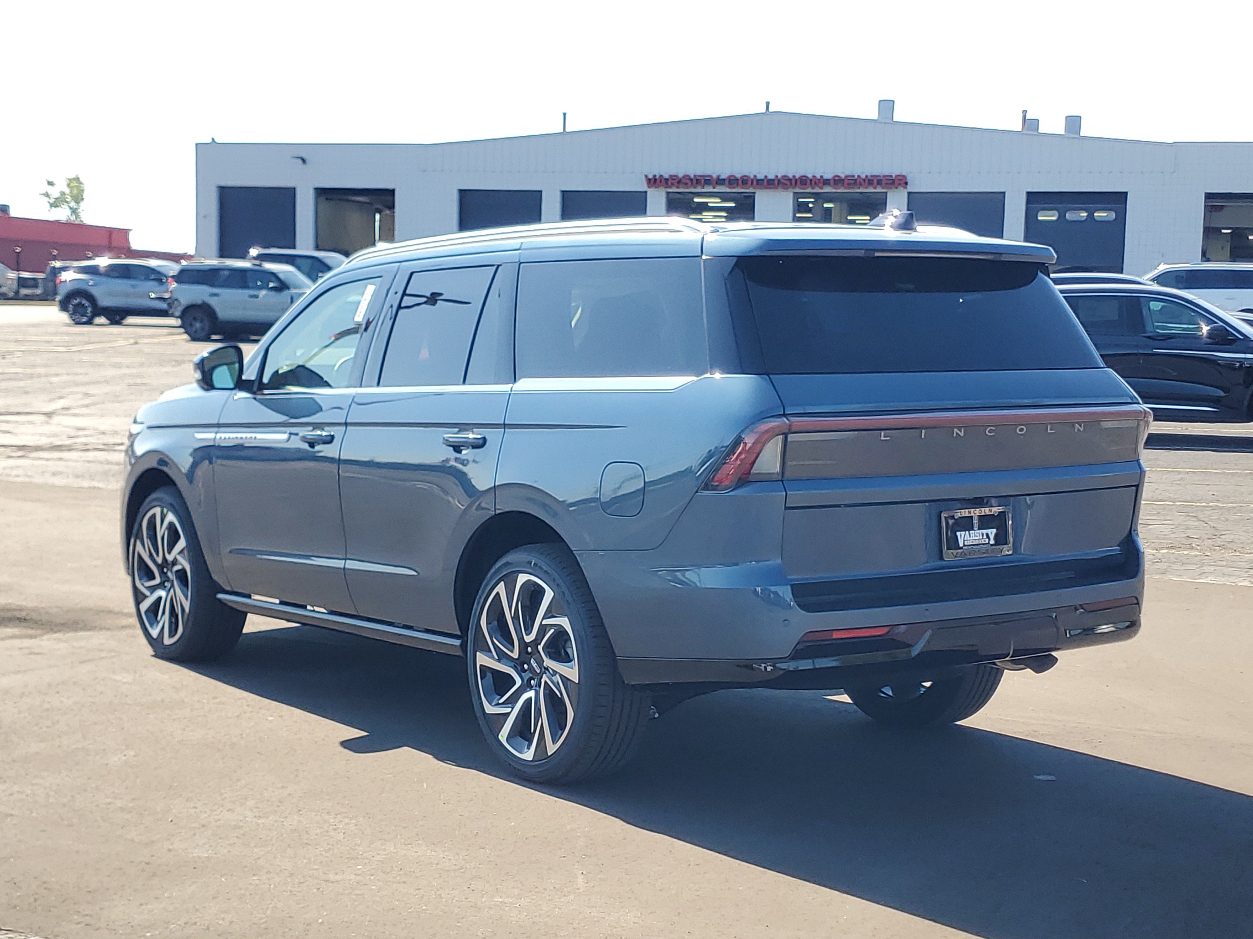 New 2027 Lincoln Navigator Reserve AWD/4WD image 3