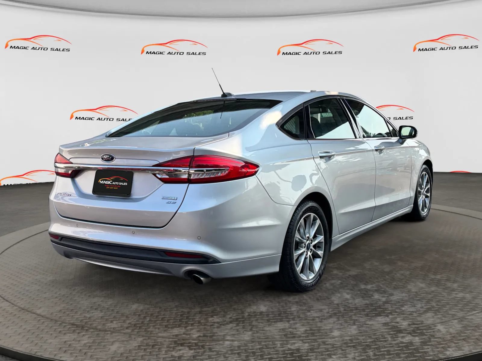 Used 2017 Ford Fusion SE FWD image 10
