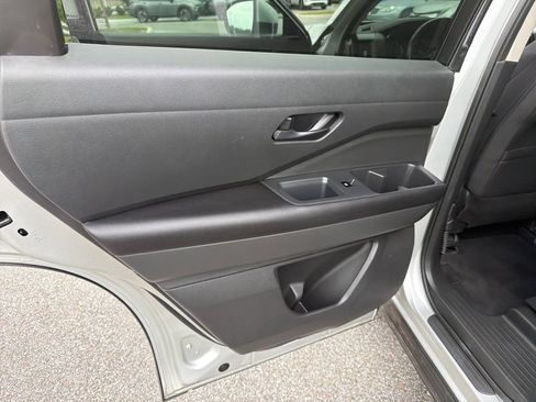 Used 2024 Nissan Pathfinder SV FWD image 23