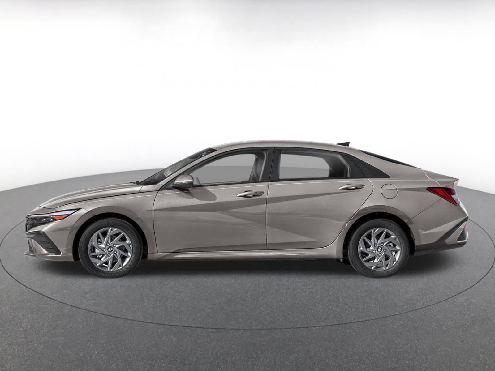 Used 2026 Hyundai Elantra Hybrid FWD image 3