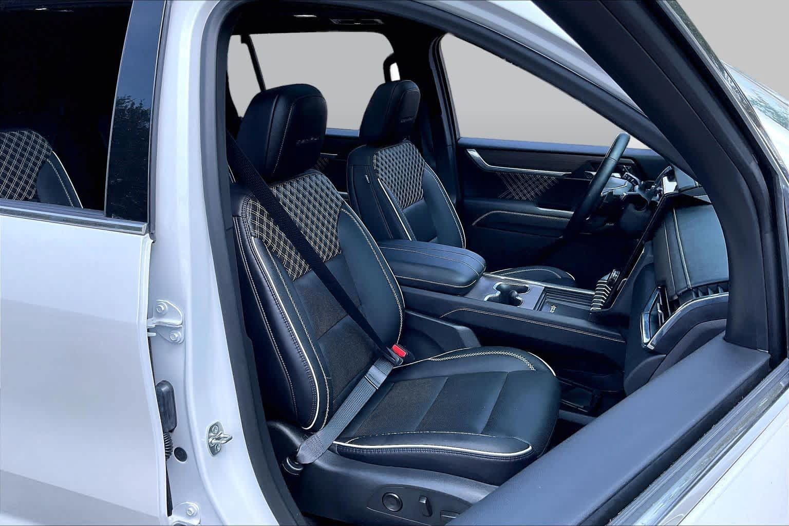 Used 2025 GMC Acadia Denali w/ Super Cruise Package FWD image 9