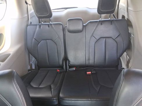 Used 2023 Chrysler Pacifica Touring-L FWD image 27