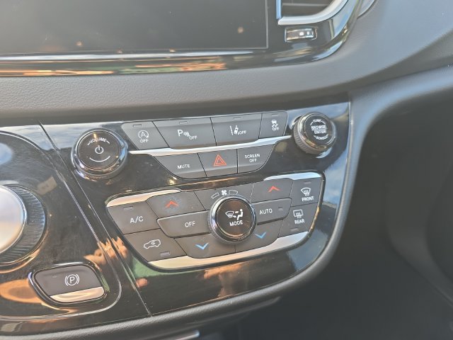 Used 2025 Chrysler Pacifica Select FWD image 22
