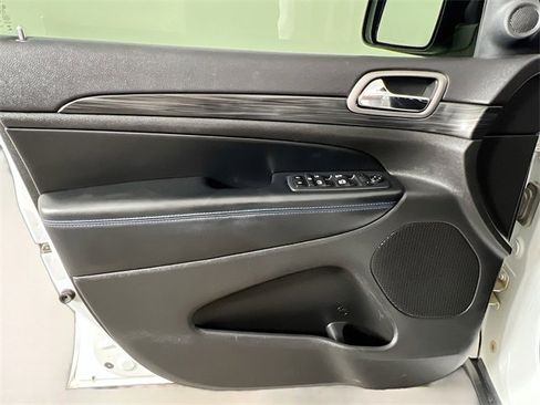 Used 2020 Jeep Grand Cherokee Laredo image 30