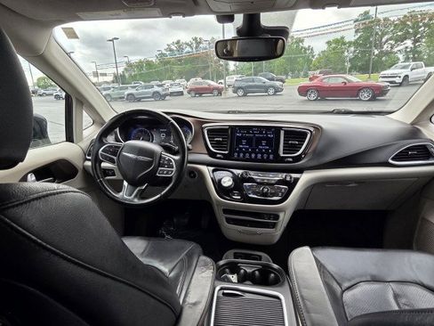 Used 2017 Chrysler Pacifica Touring-L Plus w/ Advanced Safetytec Group FWD image 3