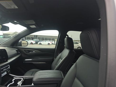 Used 2025 Chevrolet Traverse LT image 18
