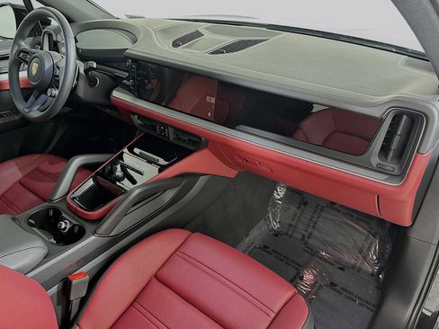 Certified 2025 Porsche Cayenne image 30