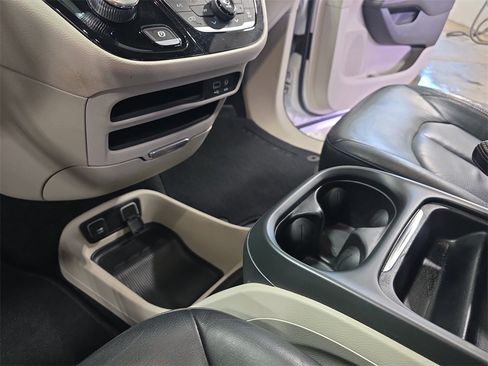 Used 2018 Chrysler Pacifica Touring-L image 24