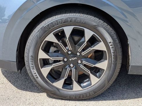 Used 2024 Kia Carnival EX FWD image 14