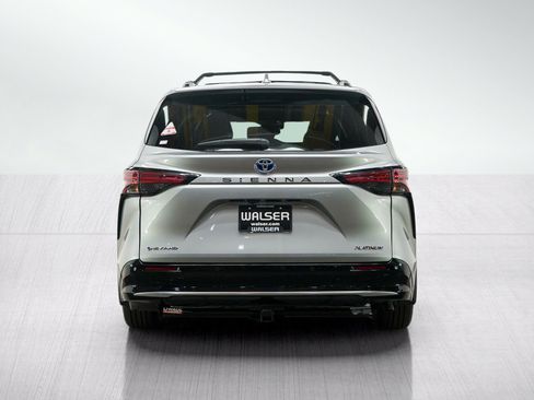 Used 2025 Toyota Sienna Platinum AWD/4WD image 6