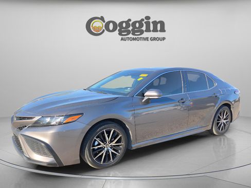 Used 2024 Toyota Camry SE image 3