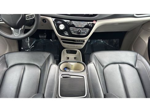 Used 2024 Chrysler Pacifica Touring-L FWD image 26