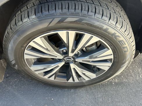 Used 2022 Nissan Rogue SV FWD image 8