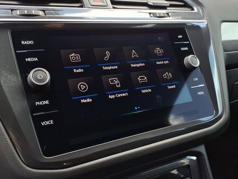 Certified 2022 Volkswagen Tiguan SE R-Line image 30