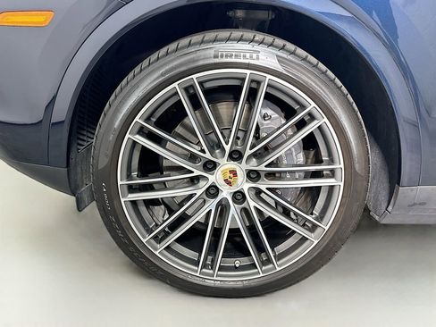 Used 2023 Porsche Cayenne Platinum Edition image 32