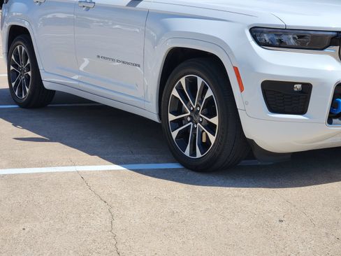 Used 2022 Jeep Grand Cherokee Overland w/ Advanced Protech Group III AWD/4WD image 11