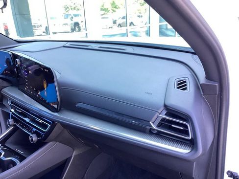 Used 2024 Chevrolet Traverse LT FWD image 18
