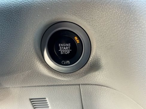 Used 2024 Chrysler Pacifica Touring-L image 32