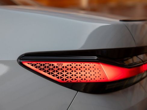 Used 2023 BMW 740i w/ Executive Package RWD image 3