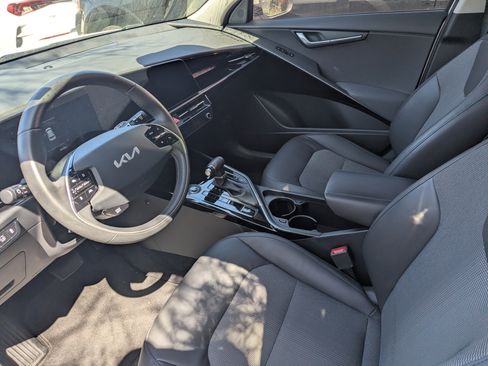 Used 2023 Kia Niro EX image 14