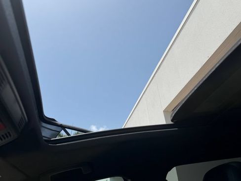 Certified 2022 Volkswagen Tiguan SE R-Line FWD image 22