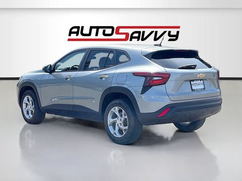 Used 2025 Chevrolet Trax LS w/ LS Convenience Package FWD image 5