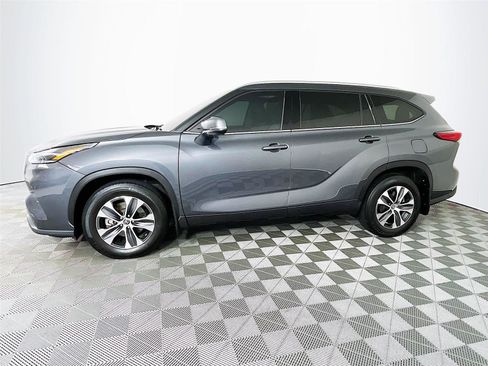 Used 2021 Toyota Highlander XLE image 4