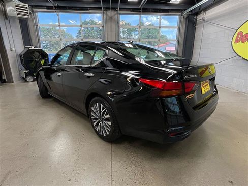 Used 2023 Nissan Altima 2.5 SV w/ SV Premium Package FWD image 3