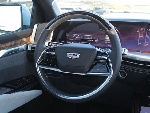 Used 2026 Cadillac Escalade ESV Platinum Sport w/ LPO, ONYX Package AWD/4WD image 26