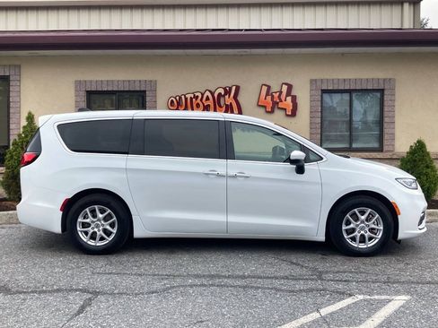 Used 2023 Chrysler Pacifica Touring-L FWD image 39