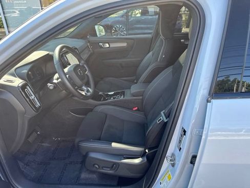 Certified 2025 Volvo XC40 B5 Plus AWD/4WD image 20