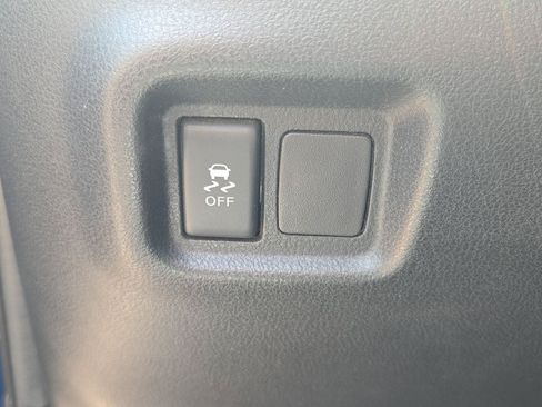 Used 2013 Nissan Versa SV FWD image 16