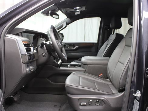 Used 2025 GMC Yukon XL Denali AWD/4WD image 15