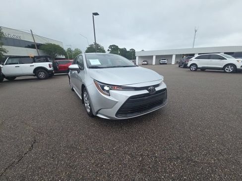 Used 2024 Toyota Corolla LE FWD image 2