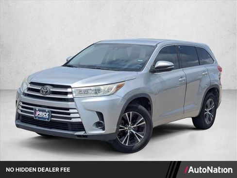 Used 2017 Toyota Highlander LE FWD image 1