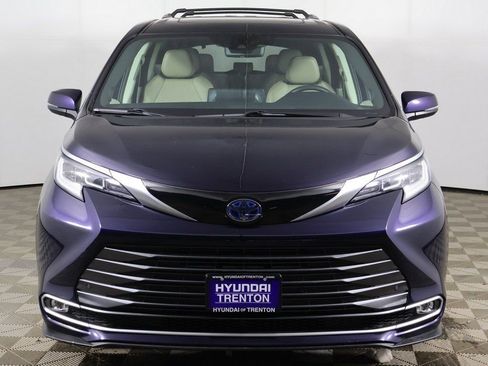 Used 2022 Toyota Sienna Limited image 13