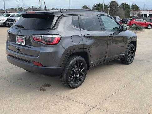 Used 2024 Jeep Compass Latitude w/ Convenience Group image 9