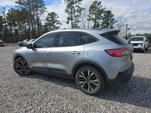 Used 2022 Ford Escape SE w/ SE Sport Appearance Package image 4