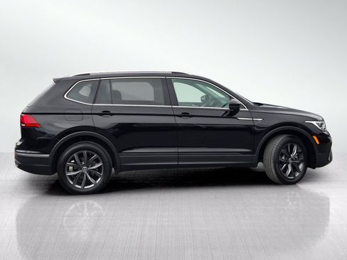 Used 2023 Volkswagen Tiguan SE AWD/4WD image 3