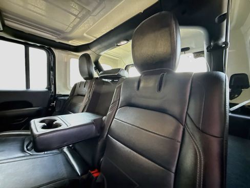 Used 2022 Jeep Wrangler Unlimited Sahara AWD/4WD image 29