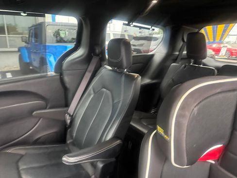 Used 2022 Chrysler Pacifica Touring-L w/ S Appearance Package FWD image 11
