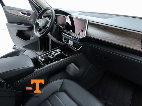 Used 2025 Volkswagen Atlas SEL AWD/4WD image 33