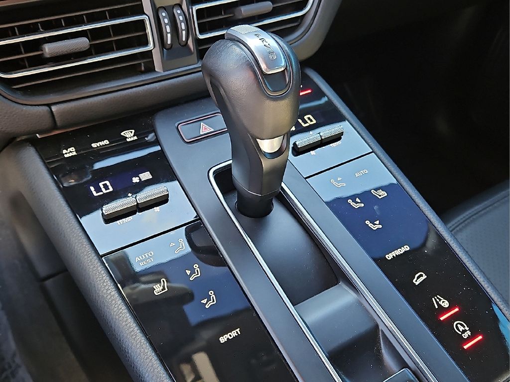 Used 2023 Porsche Macan Turbo AWD/4WD image 25